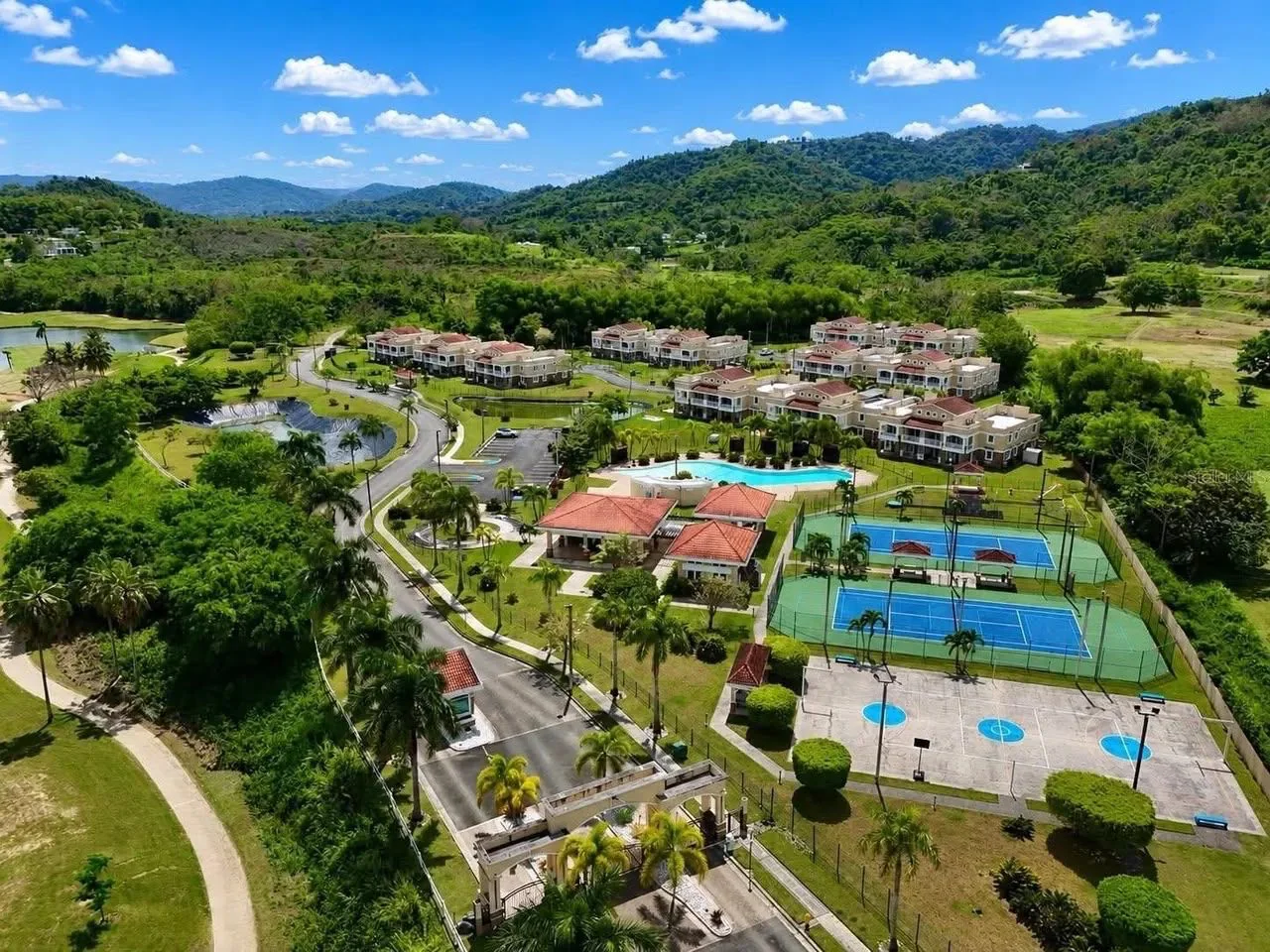 Vista aérea de instalaciones recreativas, canchas y áreas comunes del desarrollo existente