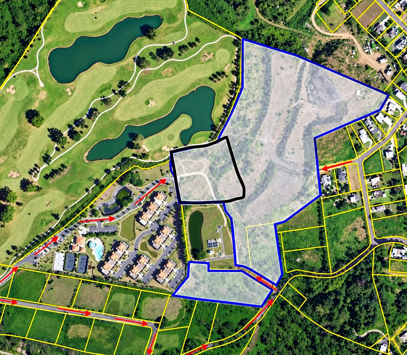 Imagen aérea ilustrativa del terreno anexo a Caguas Real; el perímetro del proyecto está marcado en azul