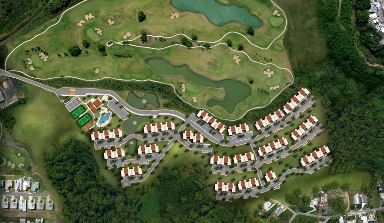 Vista aérea ilustrativa de la comunidad residencial de Caguas Real y su cercanía a un campo de golf